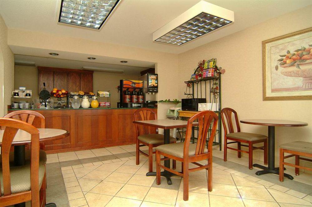 Quality Inn & Suites Пайн-Блафф Ресторан фото